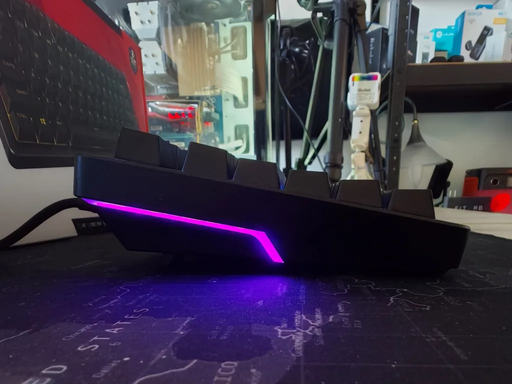 HyperX Alloy Rise 75 Wireless Gaming Tastatur - Seitliche Beleuchtung Design