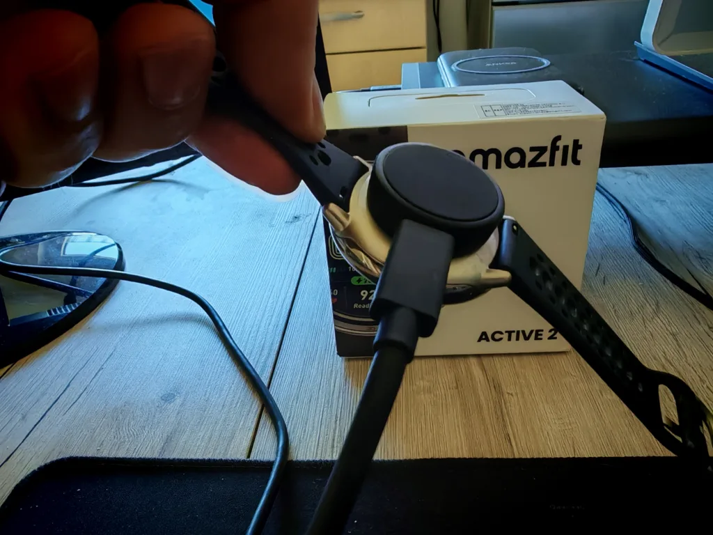 Amazfit ACTIVE 2 - hält wirklich gut Magnetisch beim Laden
