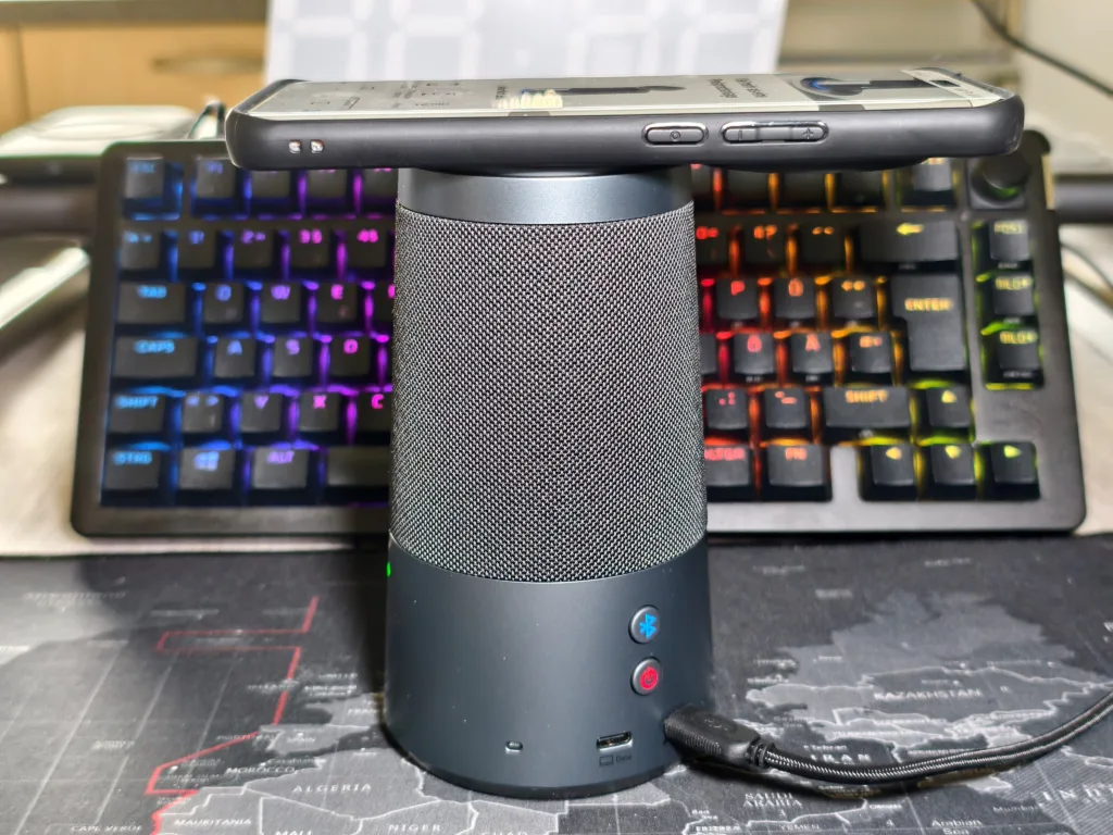 Anker Work S600 Speakerphone - Ansicht Ladehalterung liegend