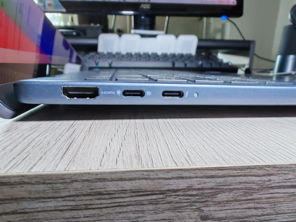 Dell 16 Plus 2 in 1 - Anschlüsse links